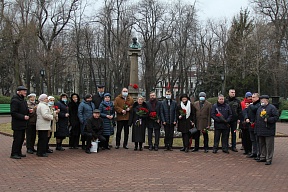 Дипломаты Посольства России возложили цветы к памятнику А.С.Пушкину Дипломаты Посольства России возложили цветы к памятнику А.С.Пушкину