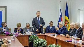 РОССИЙСКИЕ ДИПЛОМАТЫ ПРИНЯЛИ УЧАСТИЕ  В КРУГЛОМ СТОЛЕ ПО АКТУАЛЬНЫМ ВОПРОСАМ  ДВИЖЕНИЯ СООТЕЧЕСТВЕННИКОВ